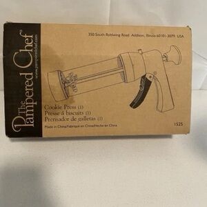 The Pampered Chef COOKIE PRESS with 16 Cookie Designs - #1525 - In Box